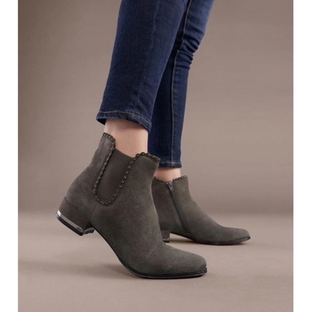 Vaneli Aska Chelsea Boot,  Gunmetal Nailheads, Western BLACK Bootie, Womens Sz 8